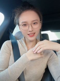 气质小姐姐「小然同学」分享通勤路上堵车vlog 网友:换条路开