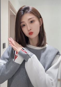 漂亮小姐姐「依恋」化精致美妆居家跳手势舞 网友:清纯的小仙女