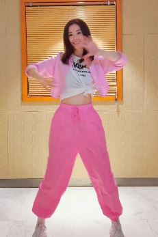 蔡卓妍发抖音挑战星星点灯舞蹈，网友：少女感十足！