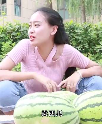 看完笑得肚子疼,美女卖西瓜不熟不要钱?