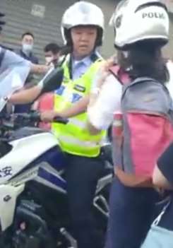 太原一考生考前20分钟走错考场 交警骑摩托紧急送考