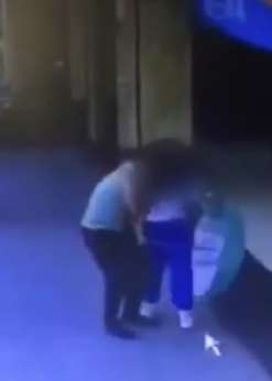 广东一男子路边猥亵女学生 警方：为精神障碍患者