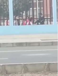 云南一小学老师踢踹学生还让学生互踢被停职