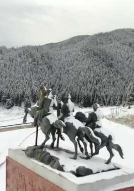 甘肃祁连山一夜披银装 不少游客前来踏雪赏景