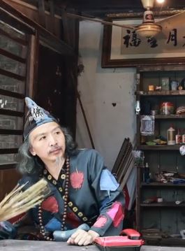 戏痴大叔花光积蓄造影视基地 至今参演近百部作品