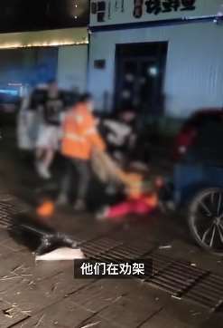 女环卫工深夜遭3人疯狂殴打 疑因遛狗起冲突！