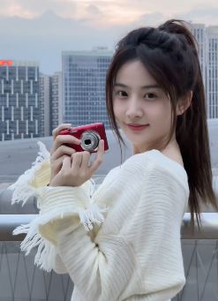 清纯小姐姐「vv」手拿相机拍美景 配文:就让我来治愈你一天的不开心吧