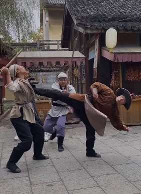 拍戏现场搞笑花絮，导演示范动作被实诚演员打伤！