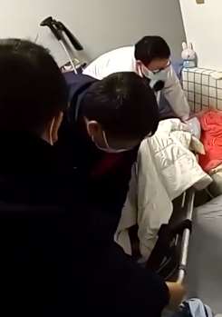 重庆一女子为感情吵架服安眠药轻生