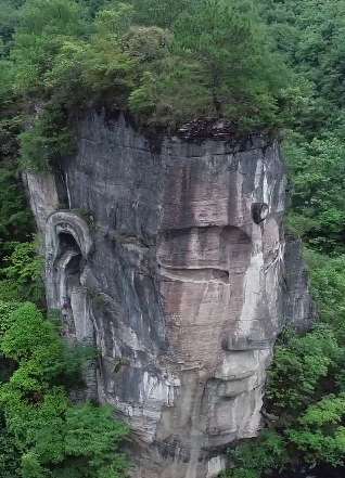 好壮观，贵州一田间地头发现自然石佛！