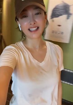 演员牛莉晒健身vlog，称大汗淋漓的感觉确实很棒！