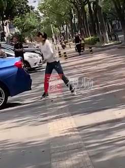 江苏一女子手拎铁锤怒砸宝马