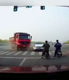 十字路口大车撞小车,都是为了赶时间啊!