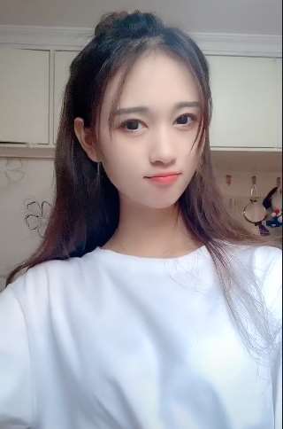 姑娘长的和陈乔恩有点像，你觉她像不像呢？