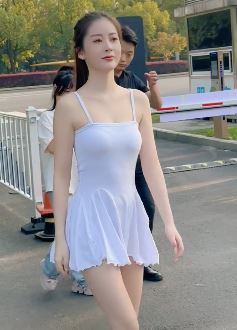 迷人小姐姐「冬儿」穿性感吊带裙街头随拍 网友:不要江山也要美人