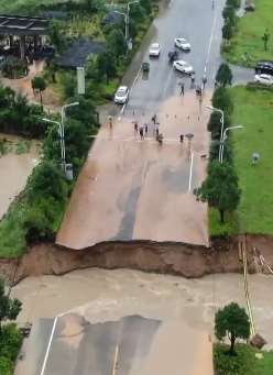 黄山景区旅游快速通道被山洪冲断