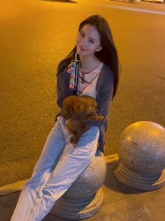 清纯小姐姐夜游北京三里屯 喝椰汁抱泰迪唱情歌