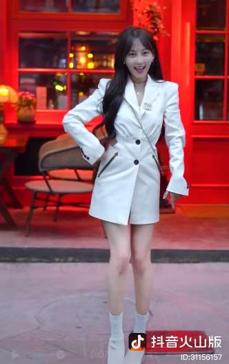 火山最美小姐姐 直播中的她更漂亮！