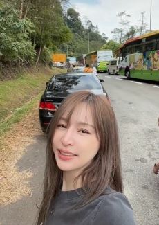 歌手王心凌马到西亚游玩遇堵车，称堵了半小时车都动不了！