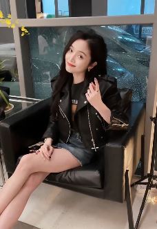 吴宣仪穿皮衣晒美照，双手比心太迷人