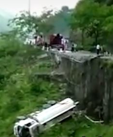 重庆一洒水车坠崖致2死2伤