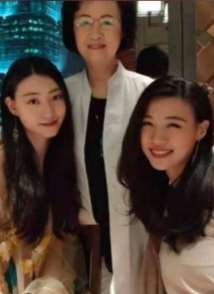 81岁琼瑶近照曝光，两孙女颜值抢眼