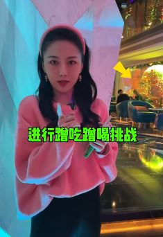 搞笑：美女KTV恶搞闺蜜，绞尽脑汁想办法使其翻车！