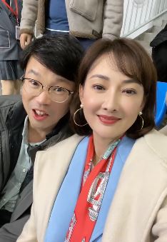 演员牛莉发抖音给大家看其老公，王迅突然窜出来！网友：刘亚东正在赶来的路上！