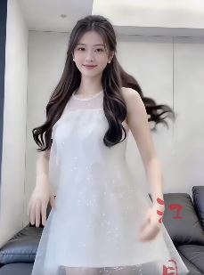 高颜值小姐姐「江月影」穿白色美裙居家浅跳，心动了吗？