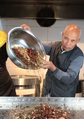 看看老师傅这卤肉怎么做的，学会了你也可以试试！