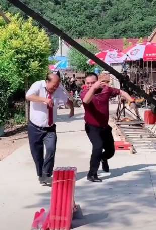 谢广坤王木生斗舞，说说谁的舞姿更优美呢？