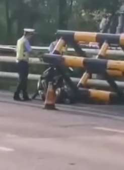 广西一槽罐车撞倒限高架 一路过电动车驾驶员被砸身亡