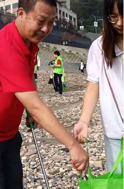 年近7旬农民工业余时间做公益 被称"重庆好人"