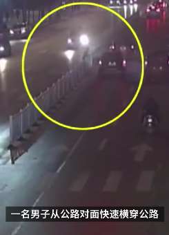 重庆一男子横穿马路围观车祸挂护栏