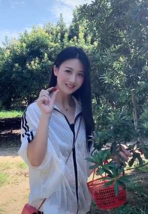 看看美女在采摘什么呢？这里的风景到是不错！