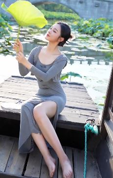 小姐姐「糖果果」分享户外坐船游玩vlog,网友:又逢荷花盛开时,正是人间好时节。