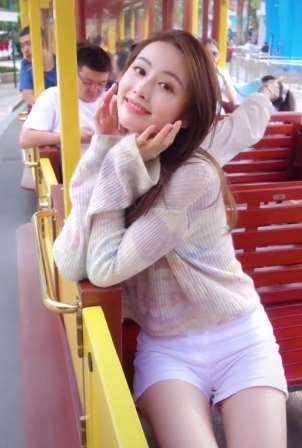 小姐姐独自一人坐电动观光车游玩 很想找到另一伴一起观光！