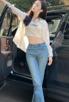 小姐姐「李瑜」露腰穿搭秀自己的爱车,身材好气质佳妥妥白富美!