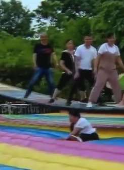 你还敢玩吗？重庆一女子玩网红桥摔骨折！