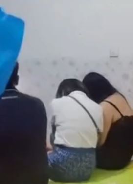 女警带队夜袭"黄窝" 垃圾桶里寻"证物"