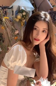 演员李希萌520分享氛围感拍照，这感觉真叫一个美！