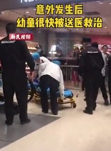 上海金山一幼童商场高坠紧急送医