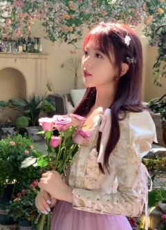 网红小姐姐「彭十六」手拿鲜花拍摄仙女照 网友：她怎么一直那么美！