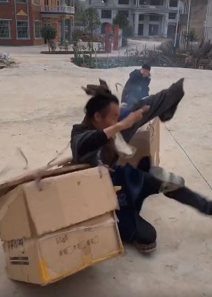 搞笑：调皮的小孩拿鞭炮戏耍武大郎