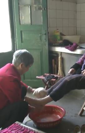 7旬儿媳照料9旬婆婆无微不至 44年从不吵架