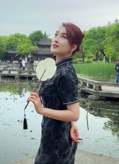 演员马苏穿旗袍分享景区随拍 气质优雅女人味十足！