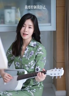网红歌手「蔻晴」居家弹唱《星语心愿》，真是才貌双全！