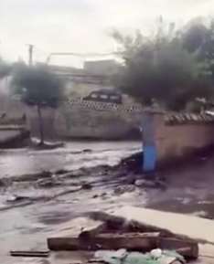 陕西子长一水坝溃坝，煤场被淹黑水横流