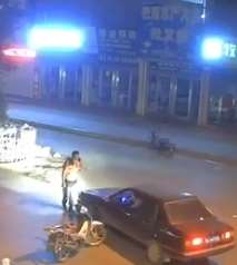 醉汉遇上路怒，路怒挥拳打了醉汉，这下更走不了！