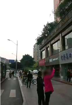 成都一女子与男友吵架10楼扔菜刀被判刑1年10个月